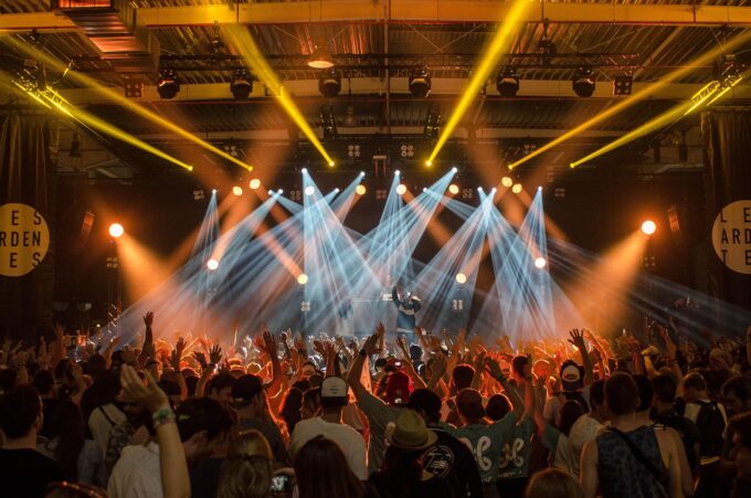 Voor fans zijn er weinig dingen frustrerender dan de woorden "uitverkocht" op een scherm te zien. De spanning van een langverwacht concert, festival of sportevenement kan binnen enkele seconden verdwijnen. Toch is TopTicketShop voor veel Nederlandse evenementenbezoekers hét platform geworden om plaatsen te vinden die elders onmogelijk te bemachtigen lijken. Door fans in contact te brengen met tickets, zelfs nadat de officiële verkoop is gesloten, heeft het bedrijf de manier waarop het publiek live entertainment ervaart, opnieuw gedefinieerd.