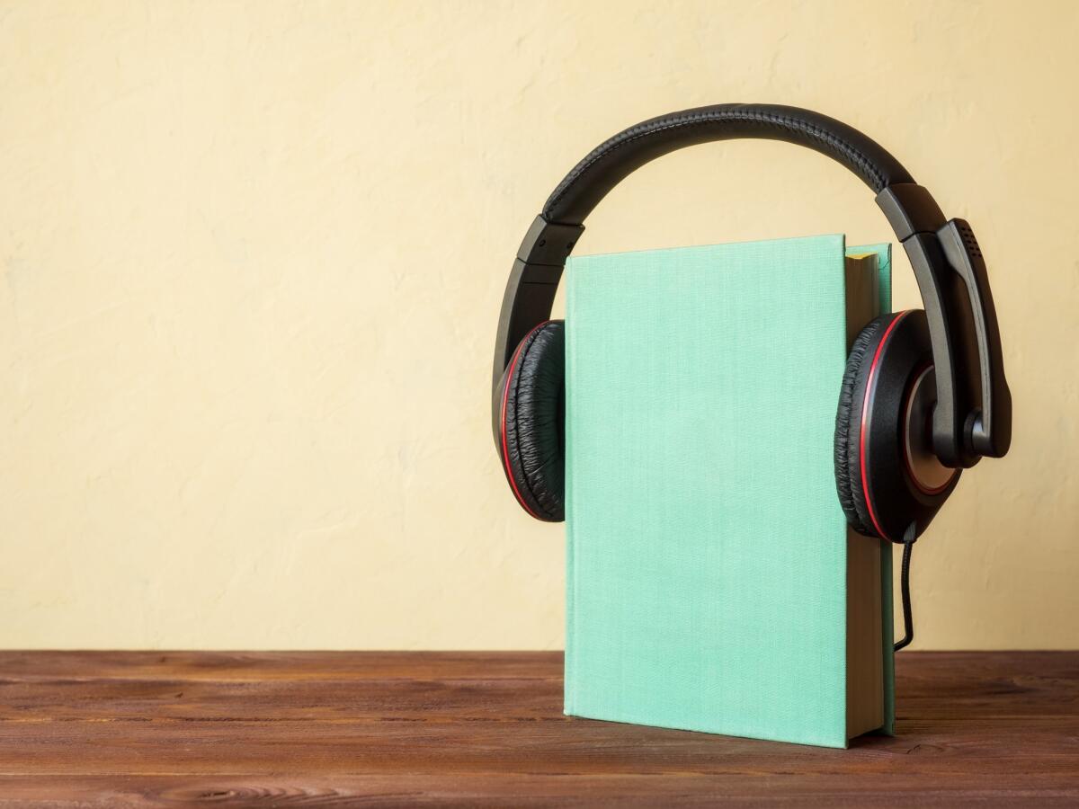 Seit Jahrhunderten war das Geschichtenerzählen auf das geschriebene Wort beschränkt, auf Seiten, die die Fantasie anregen, aber ungeteilte Aufmerksamkeit erfordern. Heute entwickelt sich diese Definition weiter. Audible, ein führender Anbieter von Hörunterhaltung, verändert die Art und Weise, wie Menschen Geschichten erleben. Das Unternehmen verwandelt Bücher in lebendige Aufführungen und gibt den Zuhörern die Freiheit, sich mit Erzählungen auseinanderzusetzen, während sie ihren Alltag bewältigen. In einer Welt, in der Zeit kostbar und die Aufmerksamkeit geteilt ist, hat Audible einen Raum geschaffen, in dem Geschichten und modernes Leben zusammenfinden. Es geht nicht nur ums Lesen es geht darum, Geschichten durch Klang, Stimme und Emotionen zu erleben.