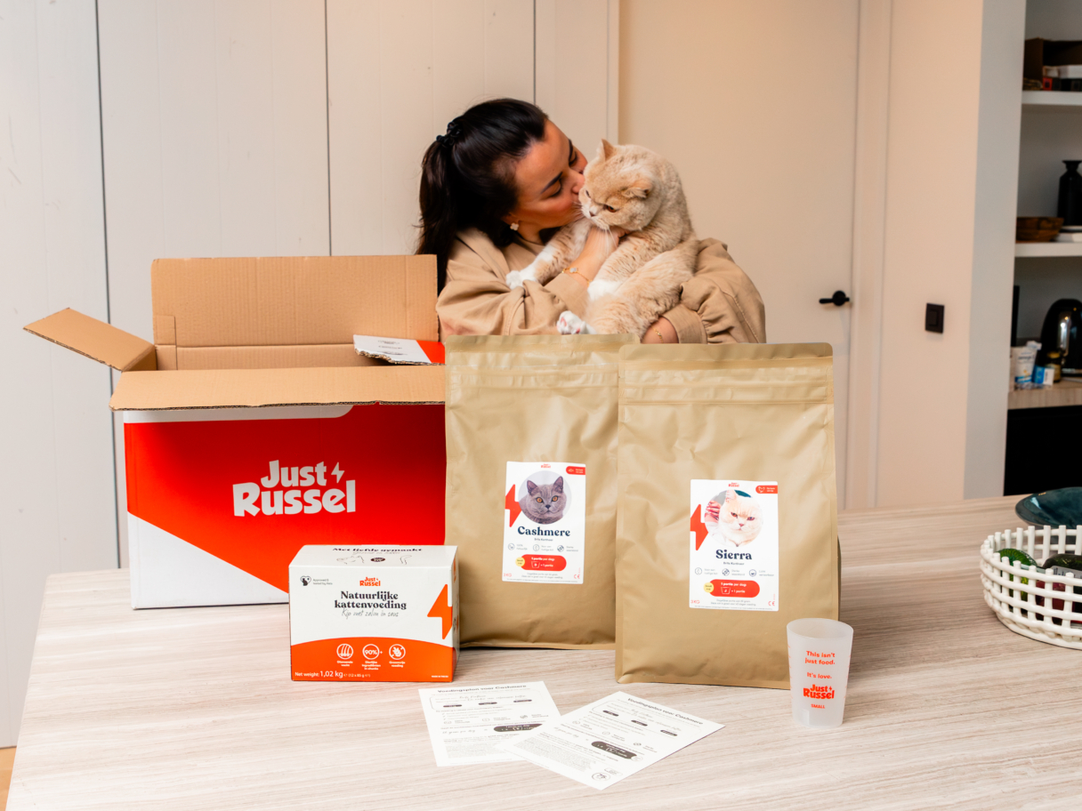 Huisdiereigenaren in Nederland weten dat voeding niet voor iedereen hetzelfde is. Elke hond of kat heeft zijn eigen eigenaardigheden, behoeften en voorkeuren – en daar heeft Just Russel zijn niche gevonden. Gebaseerd op de overtuiging dat het voeren van huisdieren net zo doordacht en persoonlijk moet zijn als de zorg voor een gezinslid, haalt het merk het giswerk uit de maaltijd met een combinatie van veterinaire expertise, personalisatie en modern gemak.