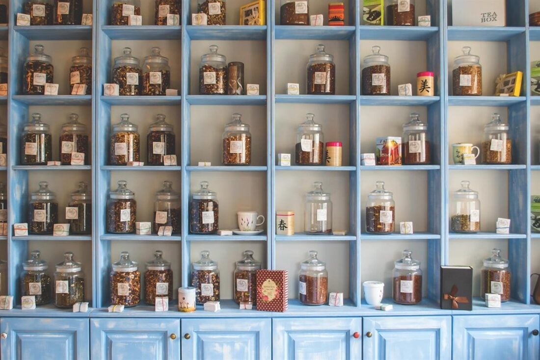 Ancient + Brave has become one of the most talked-about modern wellness brands by flipping a simple idea on its head: instead of asking you to remember a pile of pills and powders, it sneaks powerful nutrition into the rituals you already love. Morning coffee, evening cacao, daily broths and smoothies become the delivery system for collagen, MCTs, botanicals and nootropics. On its own site, the brand describes itself as a mission-driven wellness company that “expertly blends impactful botanicals, intelligent nootropics and functional ingredients” into simple daily rituals for whole-body health. That focus on upgrading what you already do, rather than selling an entirely new routine, is what sets Ancient + Brave apart in a crowded supplement market.