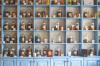 Ancient + Brave has become one of the most talked-about modern wellness brands by flipping a simple idea on its head: instead of asking you to remember a pile of pills and powders, it sneaks powerful nutrition into the rituals you already love. Morning coffee, evening cacao, daily broths and smoothies become the delivery system for collagen, MCTs, botanicals and nootropics. On its own site, the brand describes itself as a mission-driven wellness company that “expertly blends impactful botanicals, intelligent nootropics and functional ingredients” into simple daily rituals for whole-body health. That focus on upgrading what you already do, rather than selling an entirely new routine, is what sets Ancient + Brave apart in a crowded supplement market.