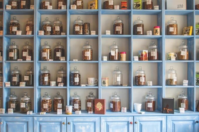 Ancient + Brave has become one of the most talked-about modern wellness brands by flipping a simple idea on its head: instead of asking you to remember a pile of pills and powders, it sneaks powerful nutrition into the rituals you already love. Morning coffee, evening cacao, daily broths and smoothies become the delivery system for collagen, MCTs, botanicals and nootropics. On its own site, the brand describes itself as a mission-driven wellness company that “expertly blends impactful botanicals, intelligent nootropics and functional ingredients” into simple daily rituals for whole-body health. That focus on upgrading what you already do, rather than selling an entirely new routine, is what sets Ancient + Brave apart in a crowded supplement market.