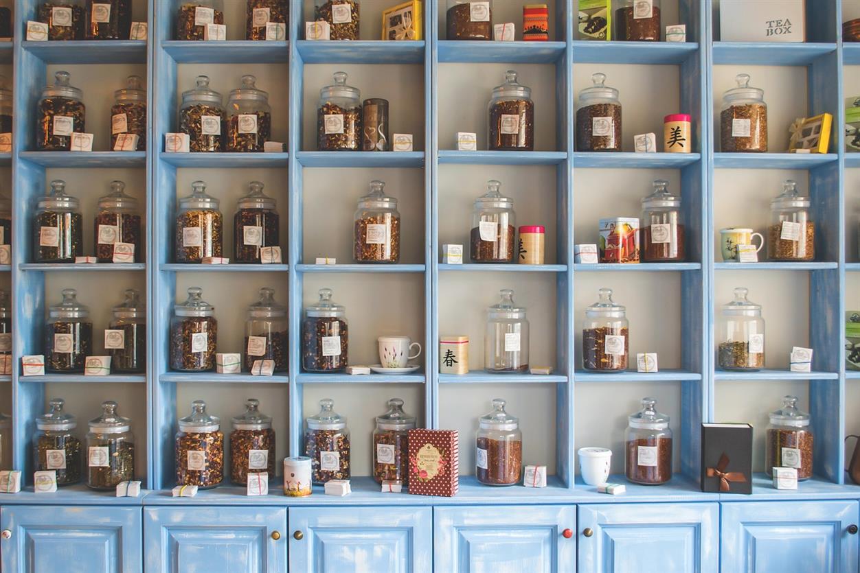 Ancient + Brave has become one of the most talked-about modern wellness brands by flipping a simple idea on its head: instead of asking you to remember a pile of pills and powders, it sneaks powerful nutrition into the rituals you already love. Morning coffee, evening cacao, daily broths and smoothies become the delivery system for collagen, MCTs, botanicals and nootropics. On its own site, the brand describes itself as a mission-driven wellness company that “expertly blends impactful botanicals, intelligent nootropics and functional ingredients” into simple daily rituals for whole-body health. That focus on upgrading what you already do, rather than selling an entirely new routine, is what sets Ancient + Brave apart in a crowded supplement market.