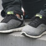 Luxus trifft Funktionalität in der Welt von Hogan, einer italienischen Premiummarke, die dafür bekannt ist, Alltagsmode durch Handwerkskunst, Qualität und dezente Eleganz neu zu definieren. Als Teil der Tod’s Group ist Hogan zum Synonym für moderne italienische Eleganz geworden und verbindet traditionelle Schuhmacherkunst mit zeitgenössischer Designphilosophie. Von den legendären H-Stripes-Sneakern bis hin zu minimalistischen Handtaschen und Lifestyle-Accessoires – Hogan hat die Balance zwischen Tradition und Innovation perfektioniert und spricht damit alle an, die mühelosen, authentischen Stil schätzen.
