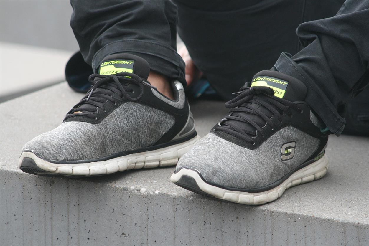 Luxus trifft Funktionalität in der Welt von Hogan, einer italienischen Premiummarke, die dafür bekannt ist, Alltagsmode durch Handwerkskunst, Qualität und dezente Eleganz neu zu definieren. Als Teil der Tod’s Group ist Hogan zum Synonym für moderne italienische Eleganz geworden und verbindet traditionelle Schuhmacherkunst mit zeitgenössischer Designphilosophie. Von den legendären H-Stripes-Sneakern bis hin zu minimalistischen Handtaschen und Lifestyle-Accessoires – Hogan hat die Balance zwischen Tradition und Innovation perfektioniert und spricht damit alle an, die mühelosen, authentischen Stil schätzen.
