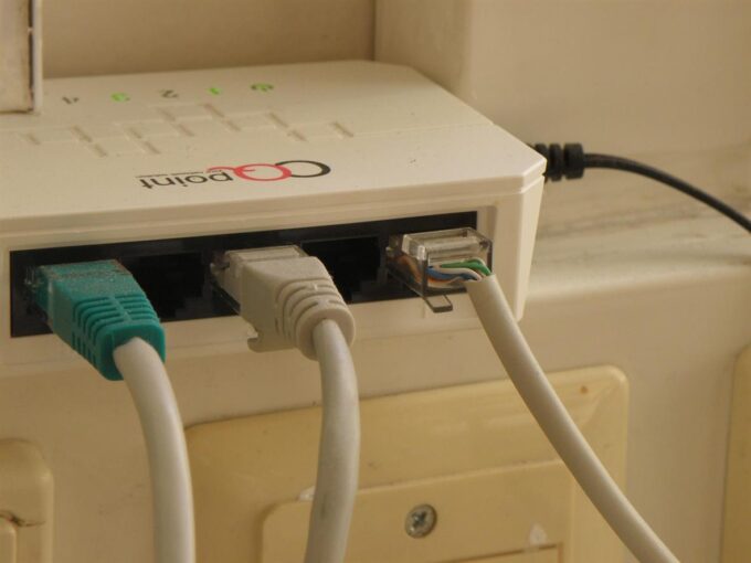 Jako wiodący operator kablowy w Polsce, Vectra systematycznie rozwija się, stając się potęgą telekomunikacyjną, obsługując ponad 1,5 miliona klientów i docierając do ponad 8,1 miliona gospodarstw domowych. To coś więcej niż tylko dostawca internetu — to kluczowy gracz kształtujący sposób, w jaki miliony ludzi łączą się, pracują, odpoczywają i komunikują. Dzięki najnowocześniejszym usługom w zakresie internetu światłowodowego, telewizji, rozwiązań mobilnych i cyfrowych, Vectra nieustannie redefiniuje oczekiwania w polskim krajobrazie cyfrowym.