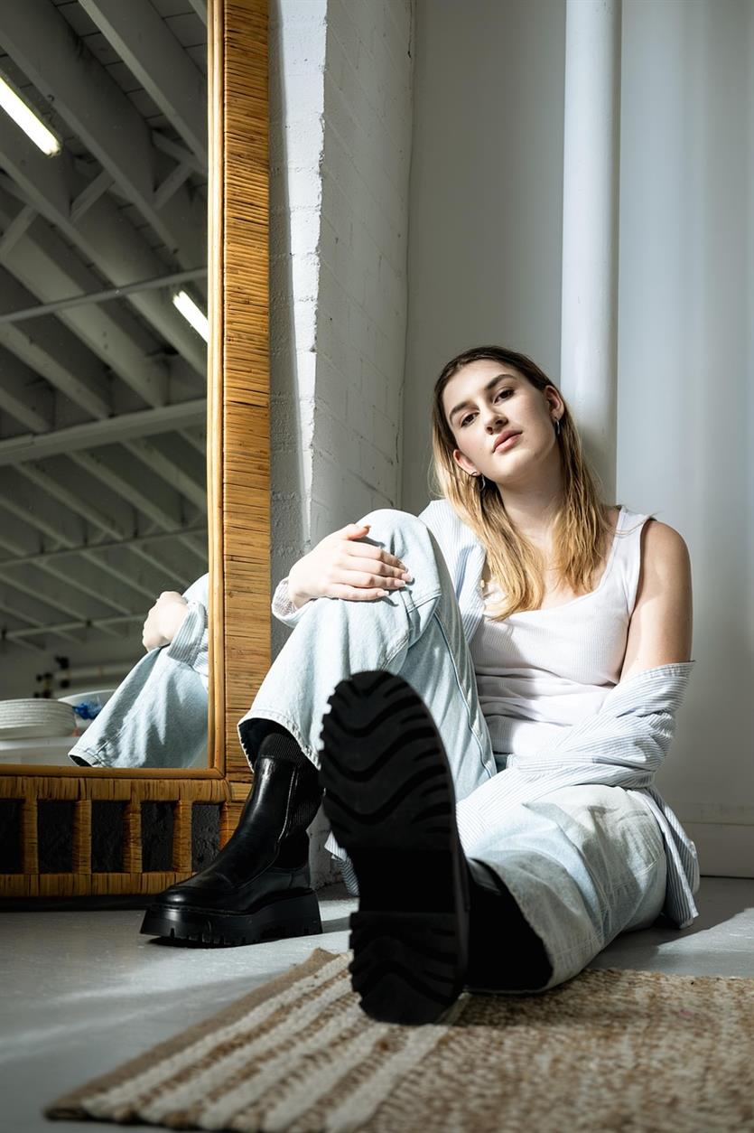 PeachyBoots bietet ikonische Plateau-Heels, stylische vegane Stiefel und Performance-Schuhe für alle, die Wert auf einen unverwechselbaren Style und gleichzeitig praktischen Halt legen. Der Shop setzt auf vertrauenswürdige Marken wie Pleaser, DemoniaCult und Fabulicious und bietet dazu kundenfreundliche Richtlinien und schnellen Versand innerhalb Europas. Hier erfahren Sie, warum das so gut funktioniert.