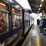 Deutschlandweit unterwegs zu sein war noch nie so einfach. Mit dem Deutschlandticket genießen Sie unbegrenzte Fahrten mit Bus, Straßenbahn, U-Bahn und Regionalzügen im ganzen Land. Ob für den täglichen Arbeitsweg, einen spontanen Städtetrip oder einen Ausflug ins Grüne – mit dem Deutschlandticket können Sie sich flexibel bewegen – ohne sich um lokale Tarife oder zusätzliche Fahrpreise kümmern zu müssen.