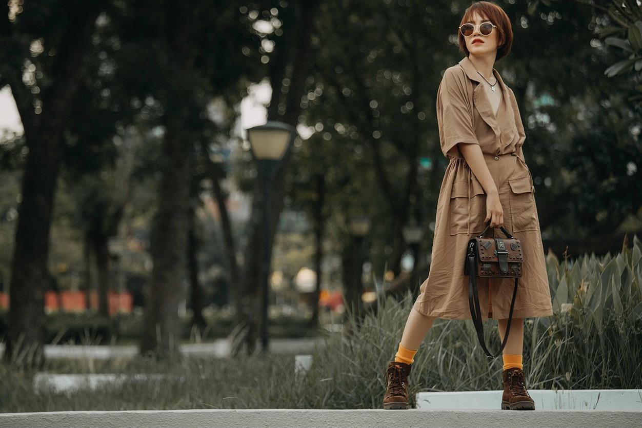 La collection Automne-Hiver 2025 de Hogan réaffirme la maîtrise de la marque, alliant streetwear contemporain et luxe italien intemporel. Des baskets polyvalentes aux sacs à main raffinés, les nouveautés de la saison mettent en valeur des tons neutres, des silhouettes épurées et un équilibre parfait entre confort et sophistication.